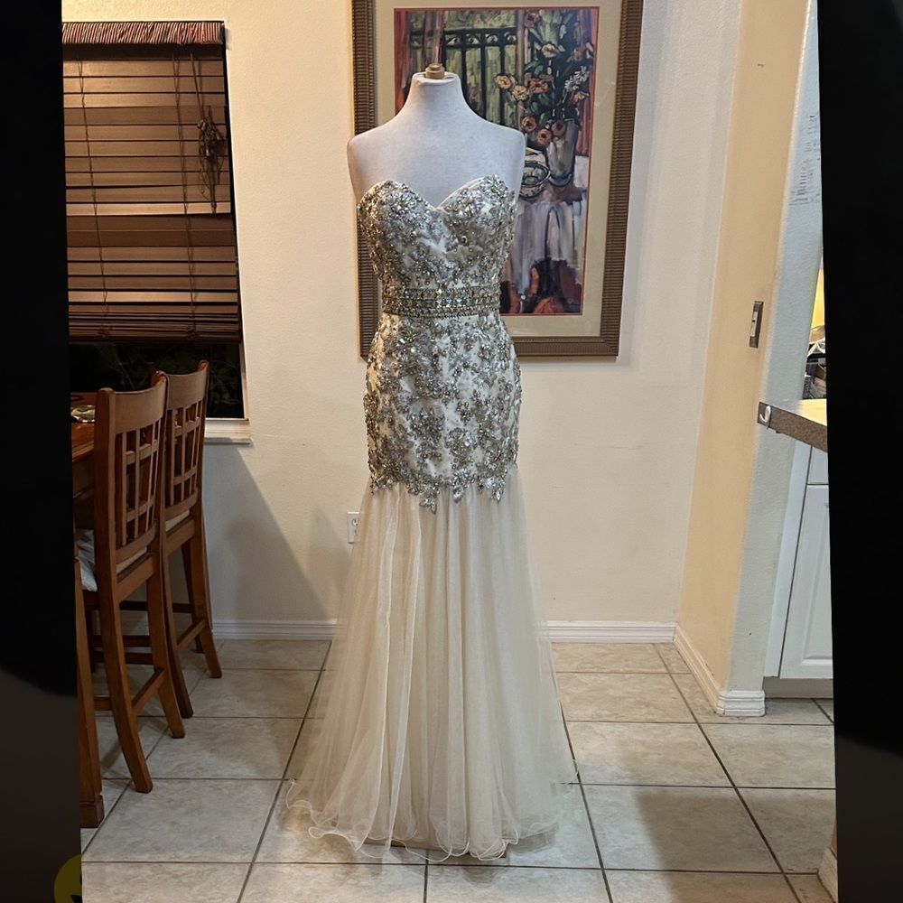 NWOT TONY BOWLS Elegant Strapless Beaded Formal Gown w/ Attachable Straps
Size 8